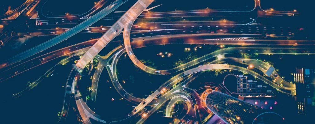 Blick von oben auf ein verschlungenes Autobahnnetz